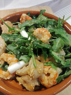Una foto de Ensalada de pie de ternera y gambas