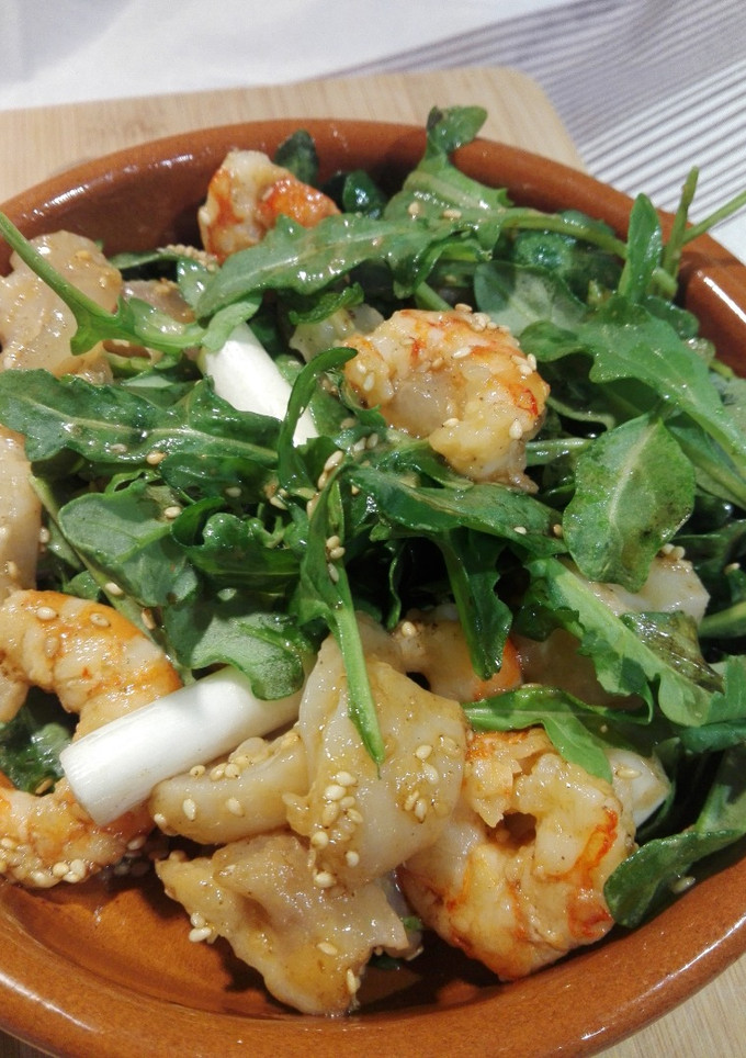 Una foto de Ensalada de pie de ternera y gambas