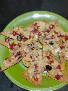 નાચોઝ વીથ ચીઝ સોસ( Nachos with Cheeze Sauce Recipe in Gujarati રેસીપી મુખ્ય ફોટો