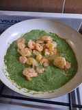 Camarones con salsa de espinacas y fideos