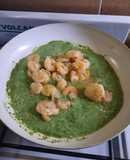 Camarones con salsa de espinacas y fideos