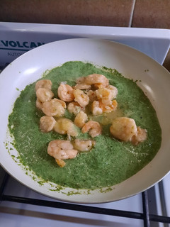 Una foto de Camarones con salsa de espinacas y fideos