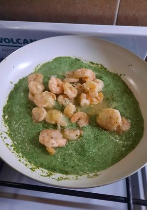 Una foto de Camarones con salsa de espinacas y fideos