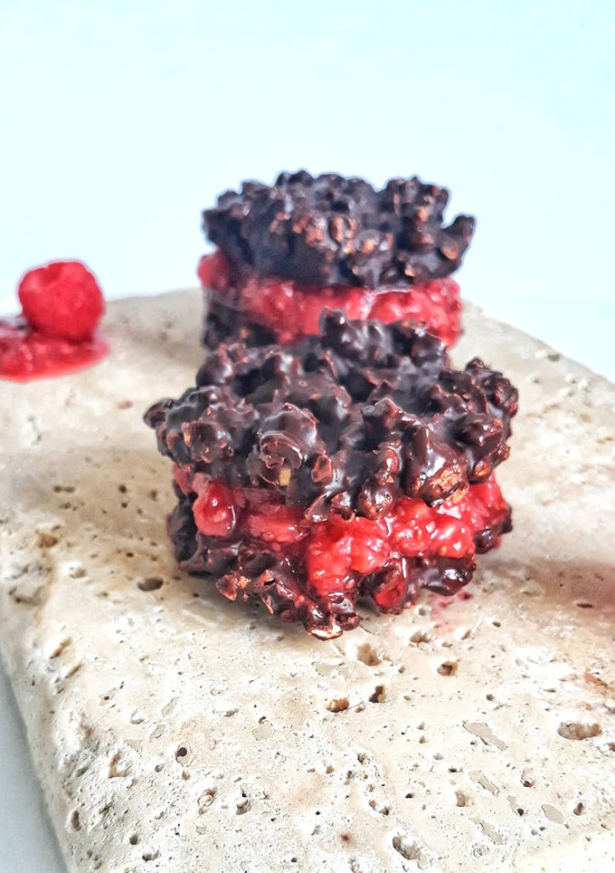 Una foto de 🍿Galletas de palomitas con chocolate rellenas de mermelada🍿