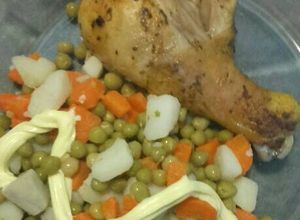 Una foto de Patitas de pollo al horno con ensalada rusa