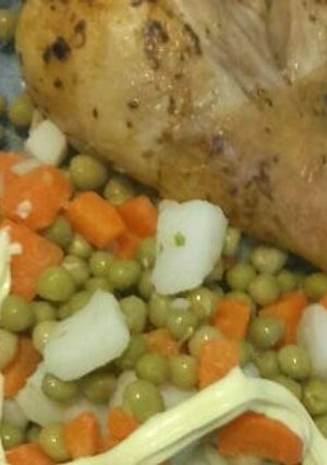 Una foto de Patitas de pollo al horno con ensalada rusa