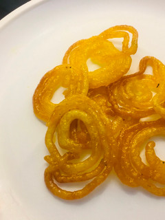इंस्टेंट जलेबी (Instant Jalebi recipe in Hindi) रेसिपी मुख्य फोटो