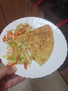Una foto de Tortilla de papas con chorizo de Teror y cebolla
