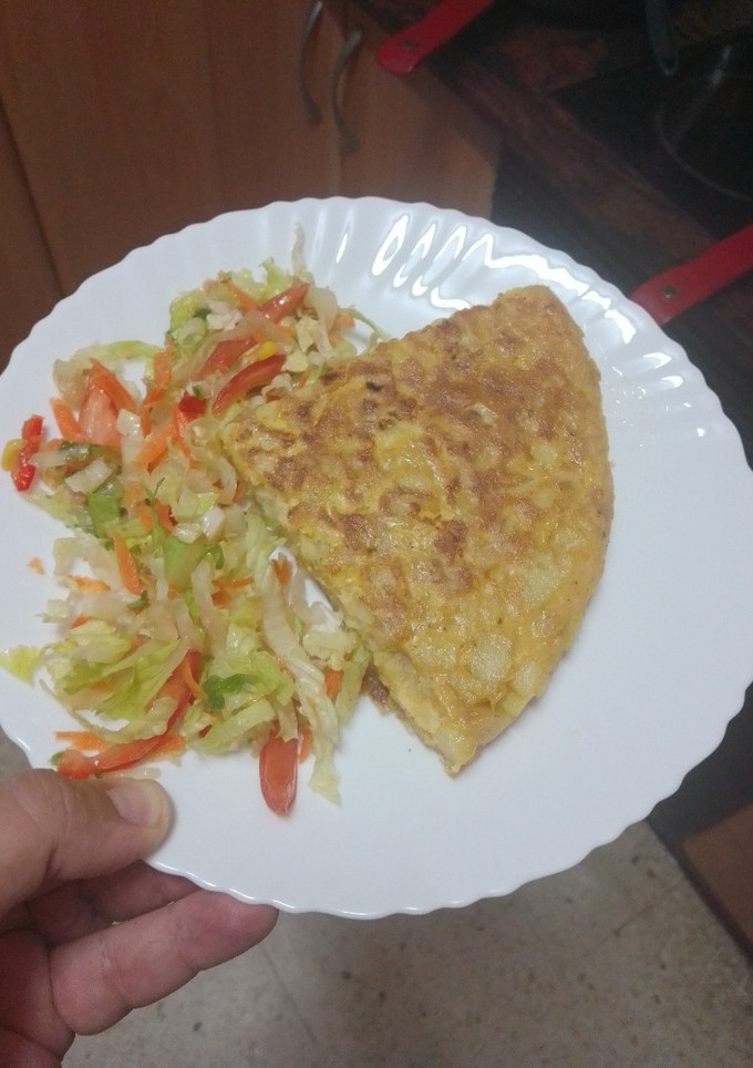 Una foto de Tortilla de papas con chorizo de Teror y cebolla
