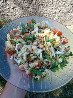 Una foto de Ensalada playera express -vegana- :) 🥗