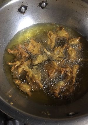 A picture of Piyaz ke pakoras.