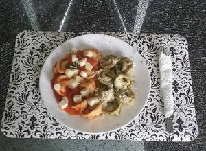 Una foto de Tortelinis artesanal con carne en salsa napolitana y pesto