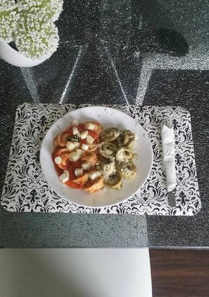 Una foto de Tortelinis artesanal con carne en salsa napolitana y pesto