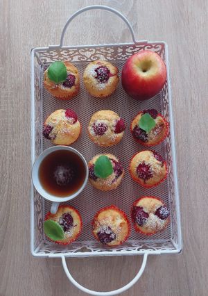 Zdjęcie przepisu Muffinki z czekoladą i malinami.