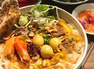 Hình của món Mỳ Quảng tôm thịt/sườn trứng.