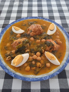 Una foto de Potaje de garbanzos con espinacas y bolitas de chistorra