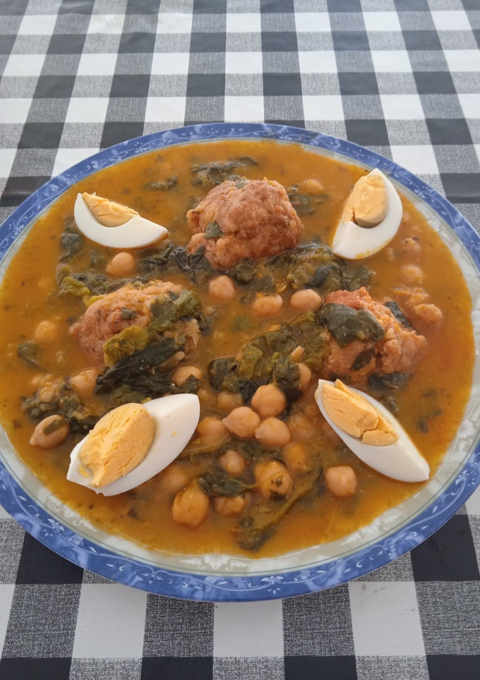 Una foto de Potaje de garbanzos con espinacas y bolitas de chistorra