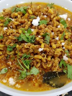 मटकी रस्सा (करी)... (matki rassa recipe in marathi) रेसिपी चे मुख्य फोटो 