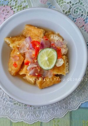 A picture of Tahu Gejrot (Indonesian Fried Tofu with Sweet, Savoury, Sour, Spicy Dressing).