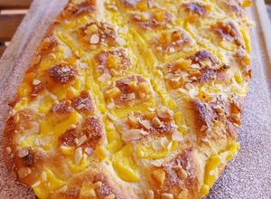 Foto principal de Coca de Sant Joan 2024 v2: De crema, naranja confitada, almendras y piñones