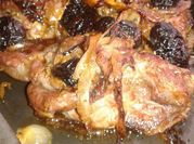 Una foto de pavo asado con ciruela