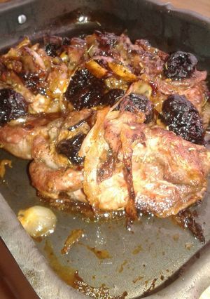 Una foto de Pavo asado con ciruelas