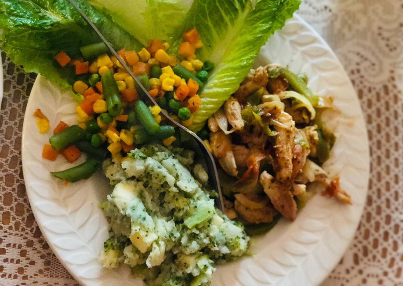 Plato fit🥗😊(fajitas de pollo, con salteado de verduras y puré de papa con brócoli)