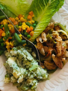 Una foto de Plato fit🥗😊(fajitas de pollo, con salteado de verduras y puré de papa con brócoli)
