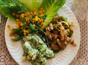 Una foto de Plato fit🥗😊(fajitas de pollo, con salteado de verduras y puré de papa con brócoli)