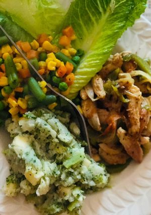 Una foto de Plato fit🥗😊(fajitas de pollo, con salteado de verduras y puré de papa con brócoli)