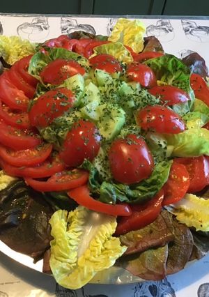 Une photo de Salade de laitue rouge aux tomates,concombre et persil