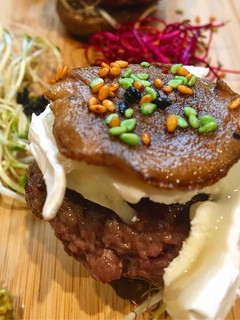 Una foto de Hamburguesa de shiitake con brotes