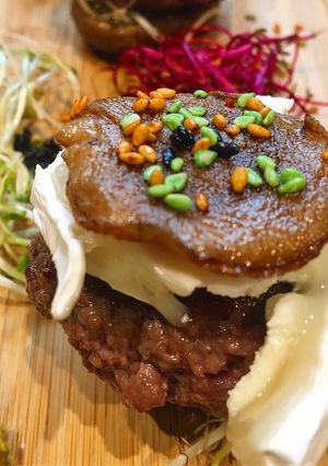 Una foto de Hamburguesa de shiitake con brotes