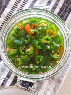 A picture of Chinese Pickled Green Chilies.
