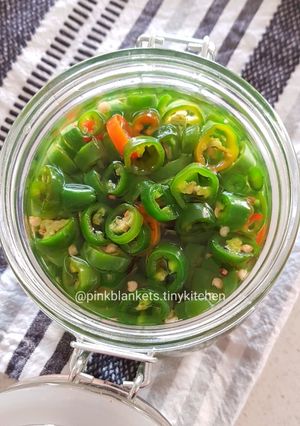 A picture of Chinese Pickled Green Chilies.