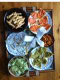 Apéritif maison : feuilletés au fromage tortillas façon tapas saumon concombre pesto d olives