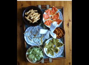 Une photo de Apéritif maison : feuilletés au fromage tortillas façon tapas saumon concombre pesto d olives
