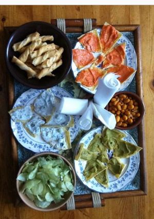 Une photo de Apéritif maison : feuilletés au fromage tortillas façon tapas saumon concombre pesto d olives