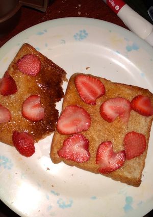 Una foto de Tostadas integrales con miel y frutillas🍞🍯🍓