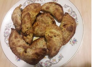 Una foto de Empanadas de Bacalao, cebolla y huevo, con tapas de semillas