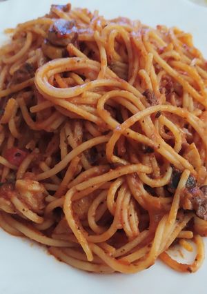 Una foto de 🇮🇹 Espaguetis a la puttanesca