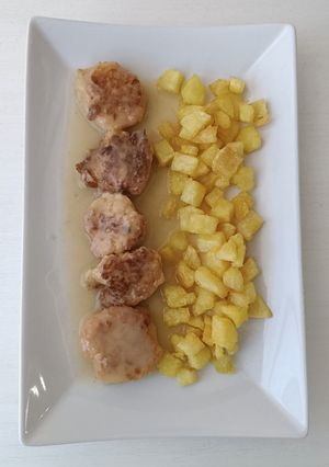 Foto principal de Albóndigas de merluza en salsa de vino blanco
