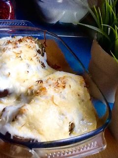 Una foto de Berenjena rellena de carne y gratinada con bechamel y queso