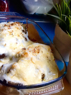 Una foto de Berenjena rellena de carne y gratinada con bechamel y queso