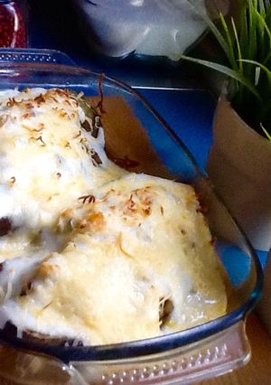 Una foto de Berenjena rellena de carne y gratinada con bechamel y queso