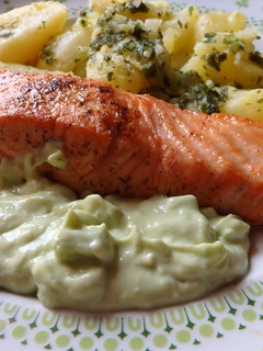 Sült lazac pikáns joghurtos avokádó öntettel recept fotója