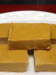 கடலை மாவு நெய் ஸ்வீட் (Kadalai maavu nei sweet Recipe in Tamil) செய்முறை முக்கிய புகைப்படம்