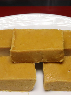 கடலை மாவு நெய் ஸ்வீட் (Kadalai maavu nei sweet Recipe in Tamil) செய்முறை முக்கிய புகைப்படம்