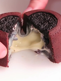 Una foto de Magdalenas de chocolate rellenas de chocolate blanco