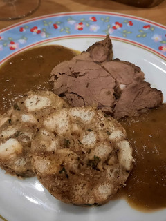 Glutén- és tejmentes vörösboros őzcomb szalvétagombóccal recept fotója